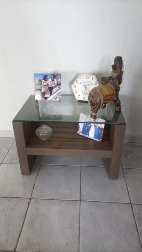 Mesa de centro com tampa de vidro