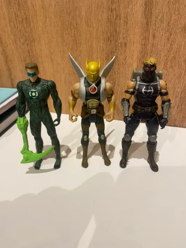 Lote de bonecos articulados lanterna verde, Tanagariano e gavião arqueiro Mattel e Hasbro
