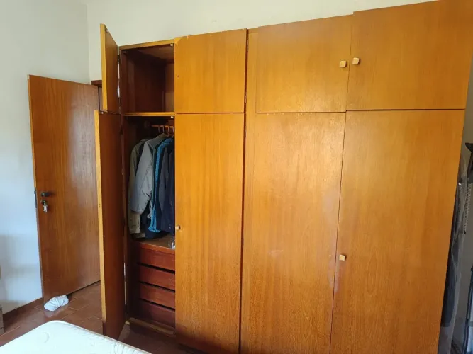 Guarda Roupa e Cama de Madeira Maciça