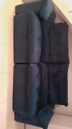 Sofá chaise retrátil na cor azul marinho. 