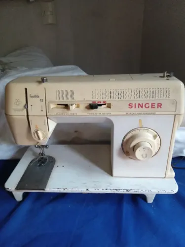 Máquina de Costura Singer. Facilita 43. Necessita regulagem sapatilha e agulhas.