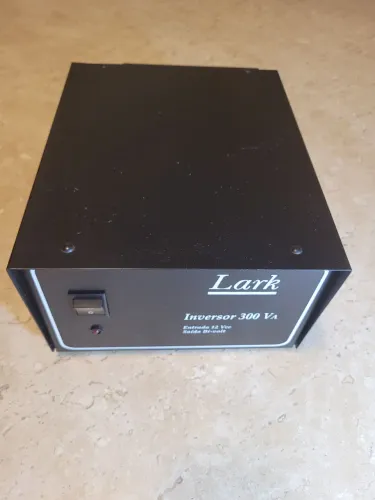 Inversor Lark 300 VA Bivolt. Converte 12Vcc para 110/220Vca