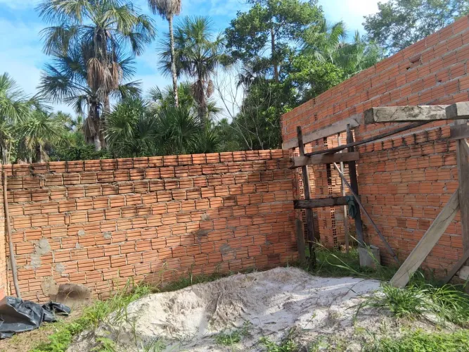 Casa em construção no goiabal