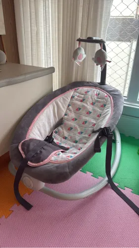 Cadeira de descanso Mastela musical vibratória cor cinza e rosa até 9kg