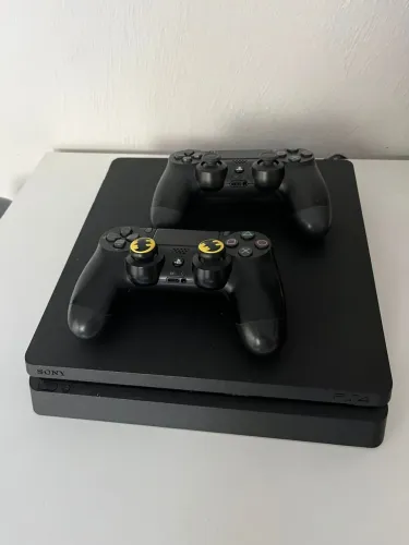 Console Playstation 4 slim (1TB) Excelente estado com dois controles