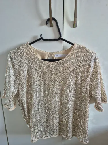Blusa dourada paetê