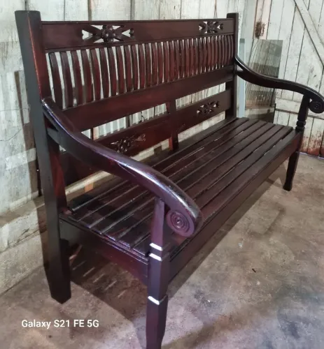 Loceiro antigo alto madeira maciça 800$ banco jardim 750$ tudo restaurado
