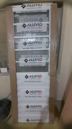 Porta de alumínio com vitro basculante.