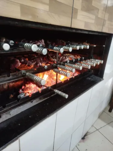 Faço freelancer em restaurantes churrascarias 17 anos d churrasqueiro pro a disposição