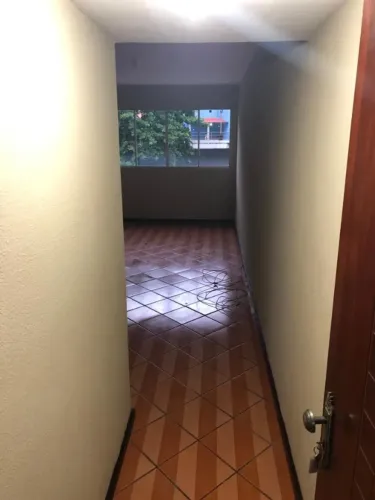 Alugo apartamento com dois quartos, ampla sala em condomínio fechado, no K-11, com vaga.