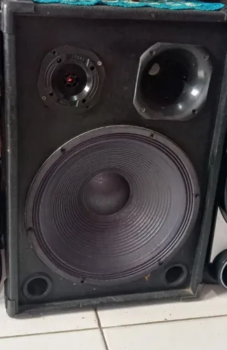 Amplificador e grave de 15 pra jogo em toca cd e grave de 12 