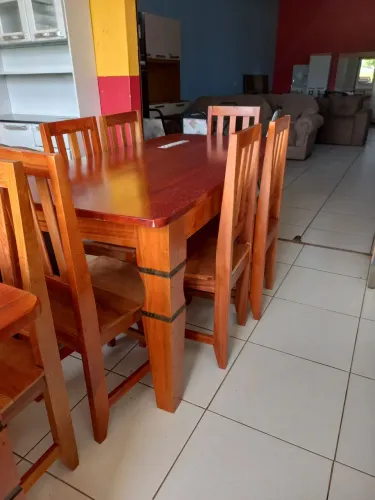 Mesa de madeira com 6cadeiras