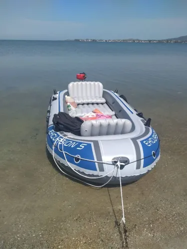 Bote inflável com motor