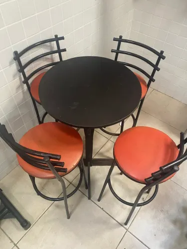 Mesa com banquetas