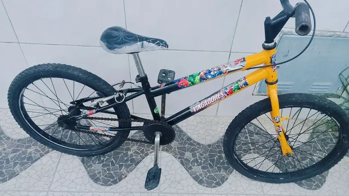 Bicicleta aro 20 pra menino de 6 a 9 anos completa