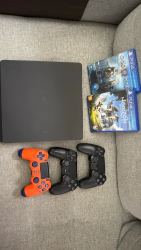 Ps4 com três manetes e dois jogos originais