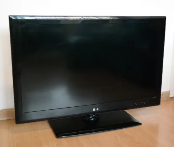 TV LG LED Full HD 37" Antiga c/ Defeito Consertável