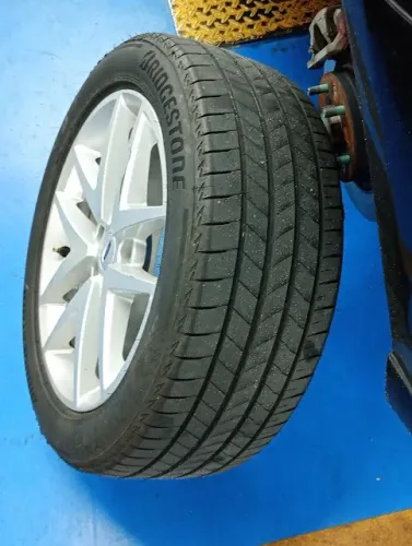 Pneus Bridgestone 225/50 R17 DOT 3/20