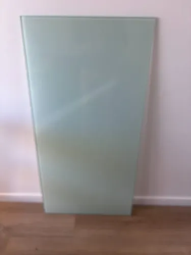 Mesa Home Office 120x60 com Tampo de Vidro Temperado e Prateleiras