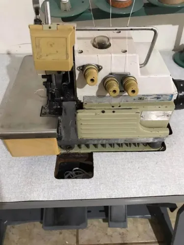 Maquina com mesa de costura