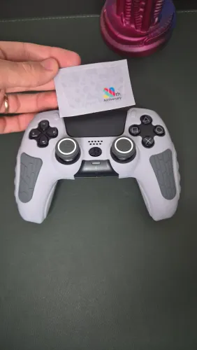 CAPA DE SILICONE PREMIUM PARA CONTROLE DE PS5 +PAR DE GRIPS E ADESIVO