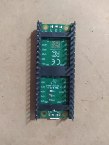 Raspberry Pi Pico H Com Um Suporte Com Barras De Pino