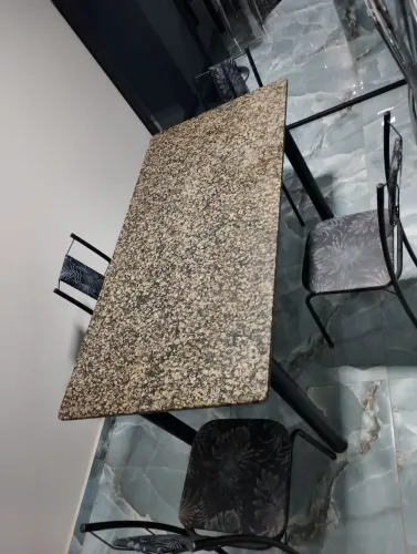 Mesa de 6 lugares acompanhar 4 cadeiras entrego