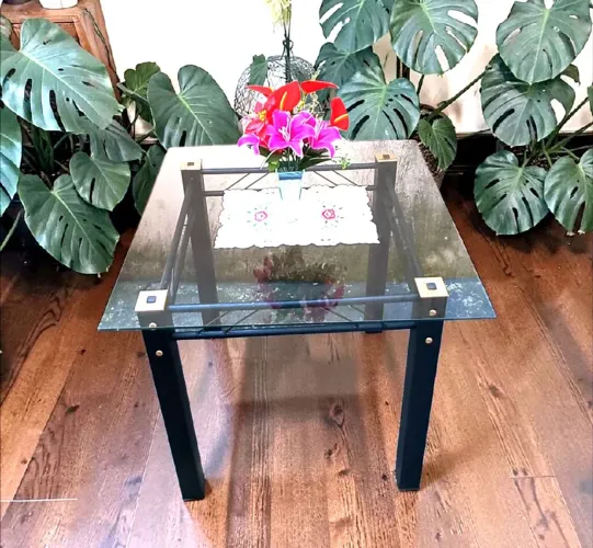 Linda Mesa de Metal Quadrada com tampo de vidro de 4 mm em Ótimo Estado.(Por Leia a )