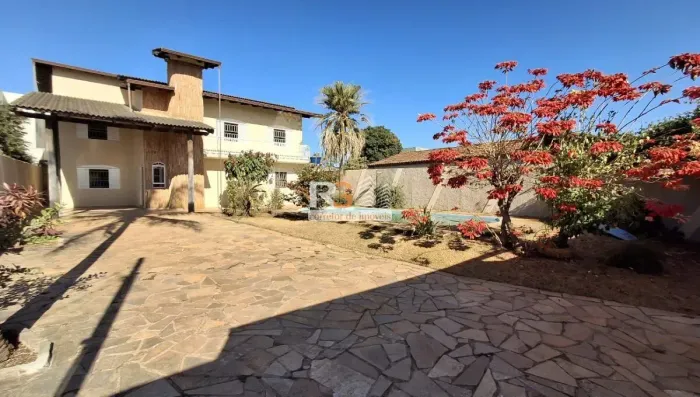 Sobrado Formosinha, 400m², 5 quartos (3 suítes), piscina, armários planejados