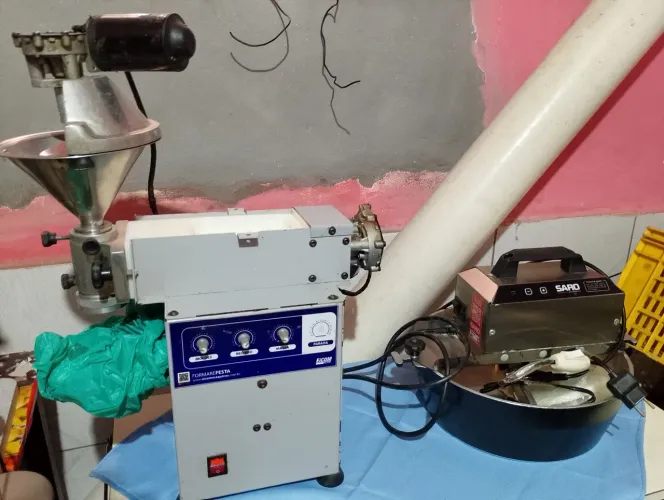 Vendo uma máquina de fazer salgadinho de até 40 grama e uma panela mechedora de massa