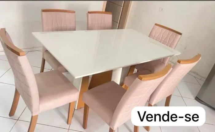 Mesa com seis cadeiras - tampo de vidro