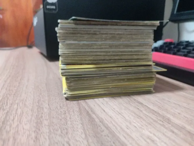Vendo bolo de cartas de pokémons muito raras e antigas aceito trocas! 