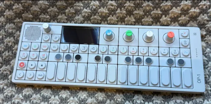 Teenage Engineering OP-1 original - sintetizador e sampler
