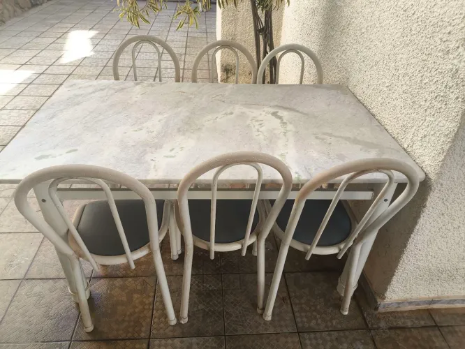 Mesa de metal com tampa de mármore e seis cadeiras