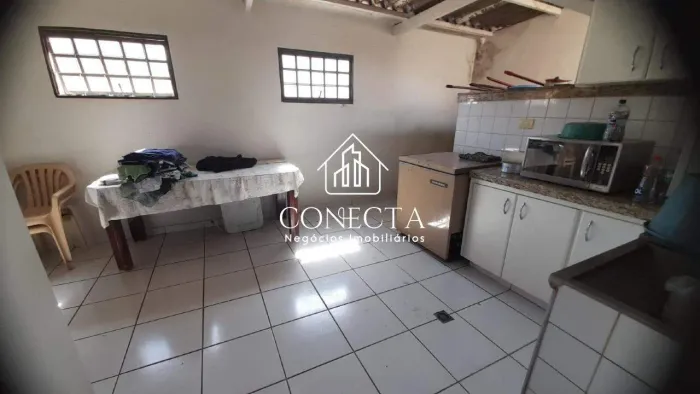 Prédio comercial à venda com apartamento e múltiplas salas comerciais em Uberlândia/MG