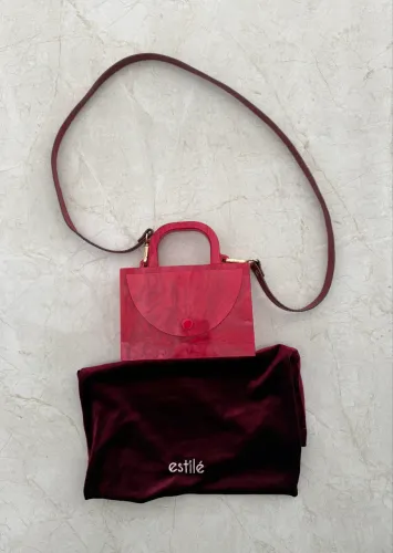 bolsa feminina da marca estile, feita em acrílico na cor vermelha.
