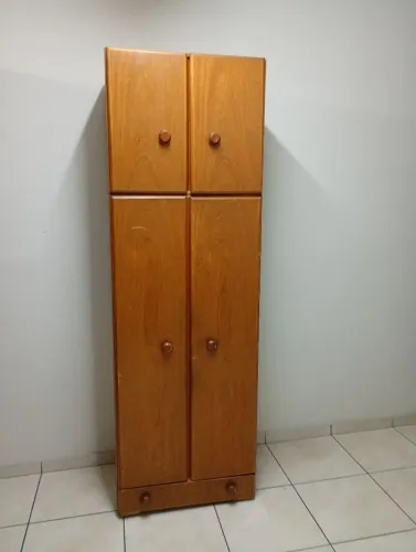 Guarda roupa solteiro é o menor, bom estado