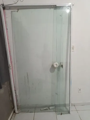 Porta de vidro em estado de novo, medida 2,15 de altura por 1,23 de largura