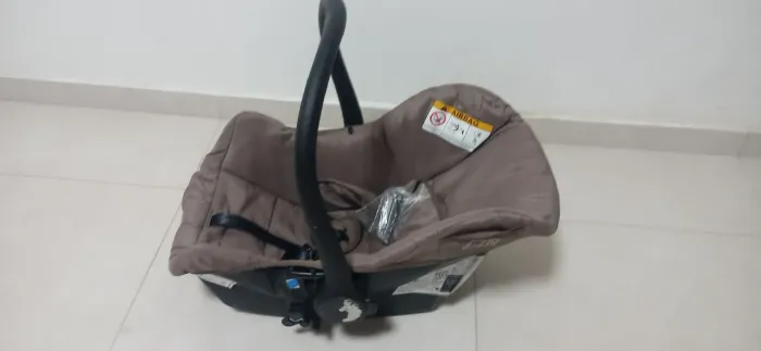 Bebê Conforto Grid da marca Galzerano, na cor Preto Cappuccino.
