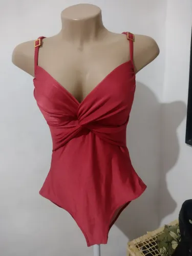 Body vermelho tamanho M veste P