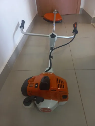 ROÇADEIRA STIHL FS 221 e SOPRADOR STIHL BG 56.