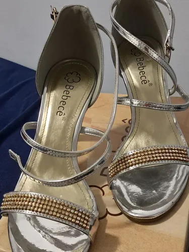 Vendo sandália social prata com strass tamanho 38