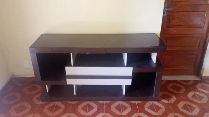 Rack para TV Sala de Estar com gaveta no centro em madeira usado na cor tabaco e branco