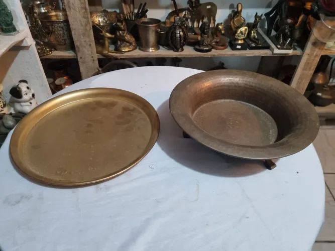 2 pratos feito de latãO25 por 25 8 de altura o segundo 27 por 27