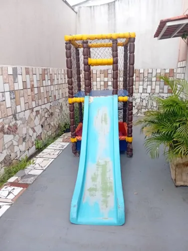 Brinquedo de fibra com escorregador e piscina de bolinha 