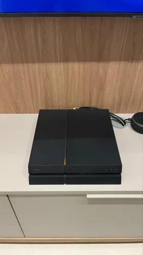 PlayStation 4 c/ 2 controles e 8 jogos