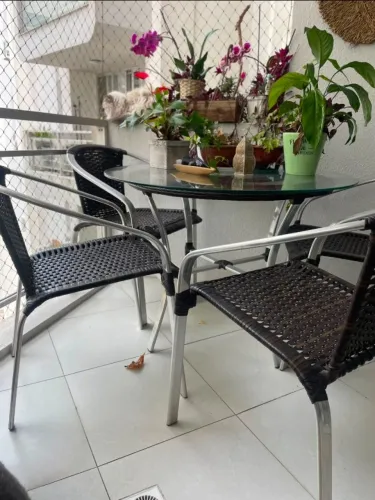 Mesa com 4 cadeiras 