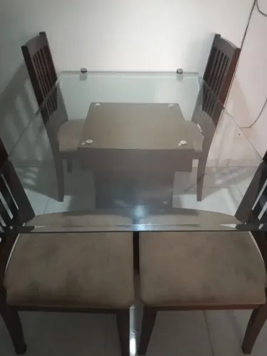 mesa de jantar com vidro com 4 cadeiras