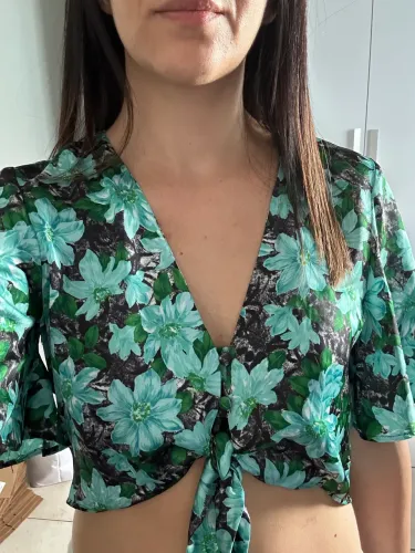Top floral Zara cetim verde P