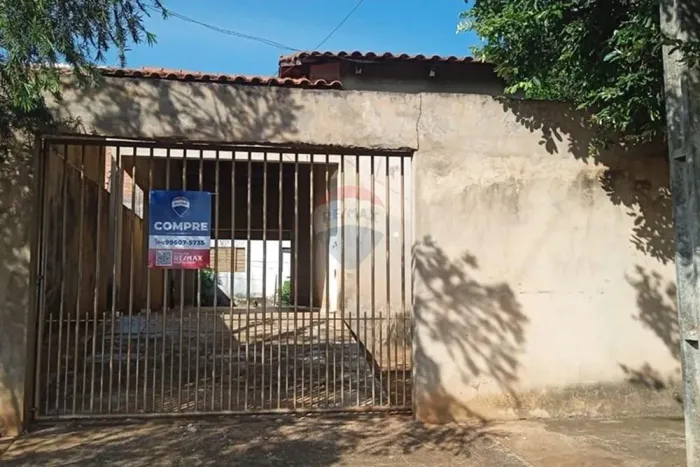 "Casa dos Sonhos em Jataí: 2 Dorms, 3 Garagens"